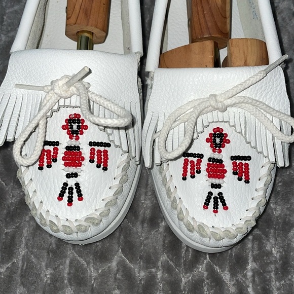 Minnetonka Moccasins White Leather w Red, Black & White Beading. Fringed Tongue - Picture 7 of 10